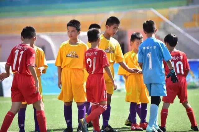 布朗尼夏联首秀9中2得到4分 湖人17号秀12中3